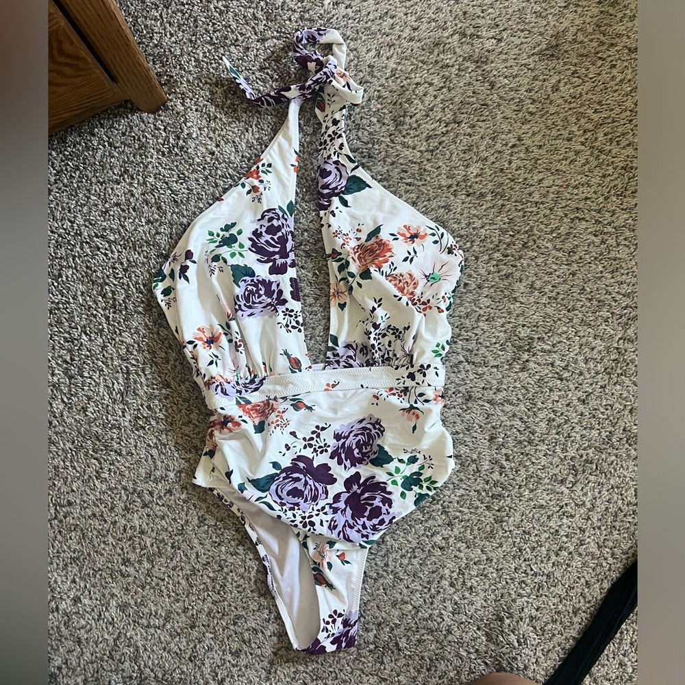 Cupshe Floral Plunging VNeck swim suit